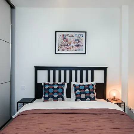 With Parking Close To Shopping Malls Apartman