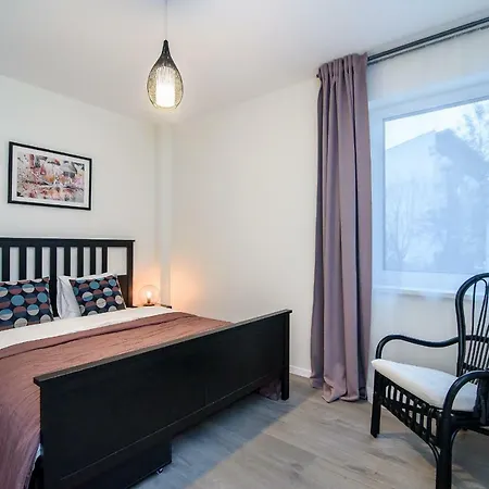 With Parking Close To Shopping Malls דירה *